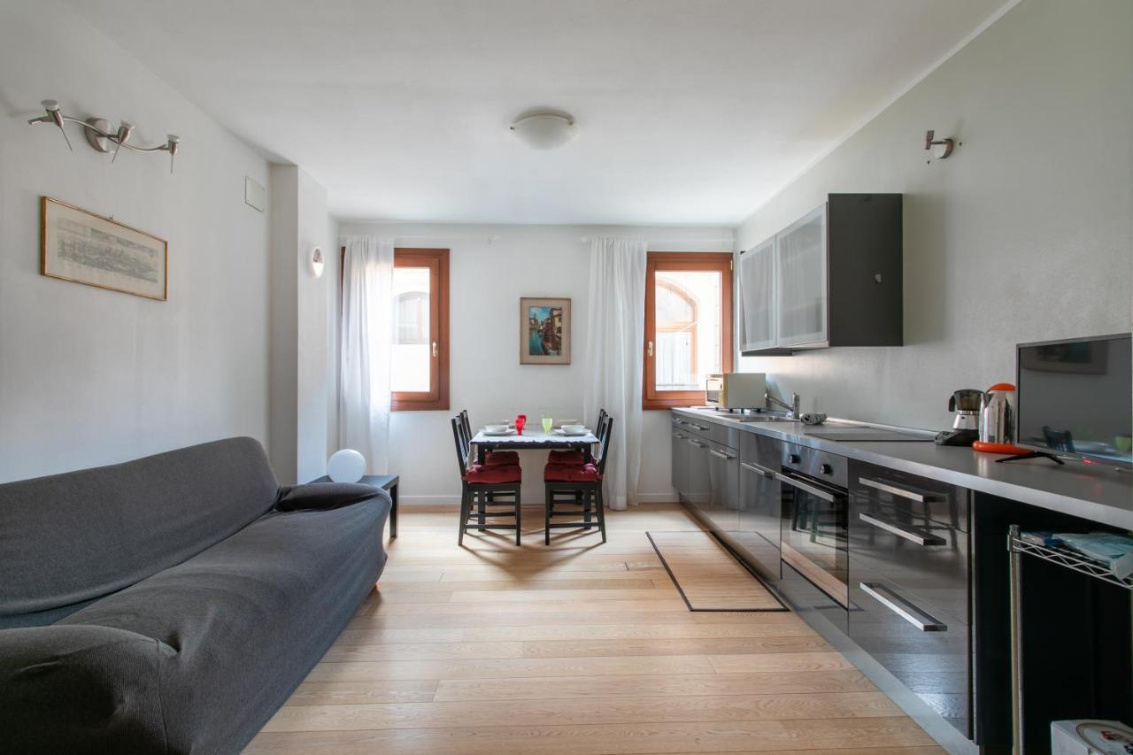 Venice Lance With Lift, 2 Minutes Walk From The Train Station Ngoại thất bức ảnh